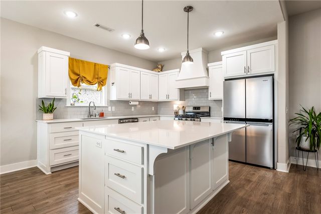 2705 S Angels Road, Fayetteville, AR 72701