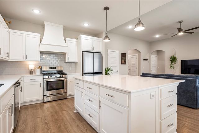 2705 S Angels Road, Fayetteville, AR 72701