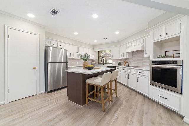 154 NE Old Bridge Lake, Houston, TX 77069