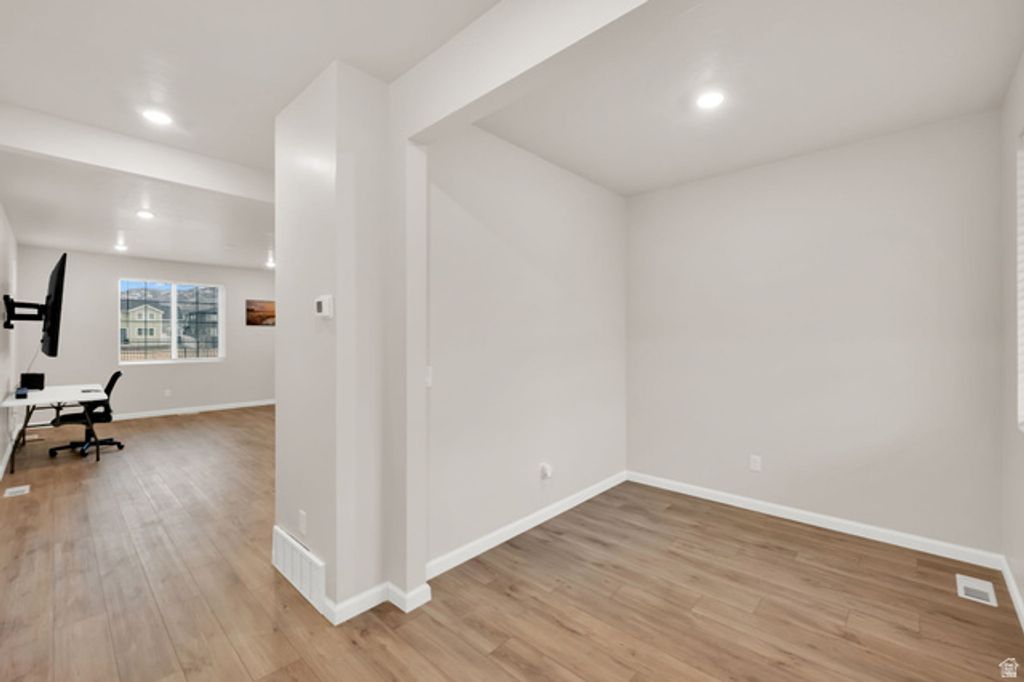 Image 10 of property listing at 143 E ARCADE DR, Saratoga Springs, UT 84045