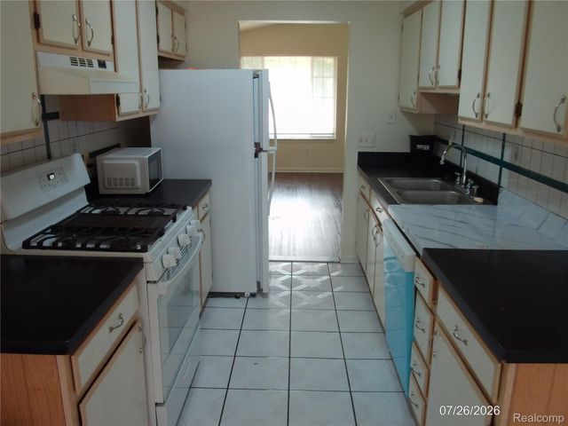 19121 WALDORF Street, Roseville, MI 48066