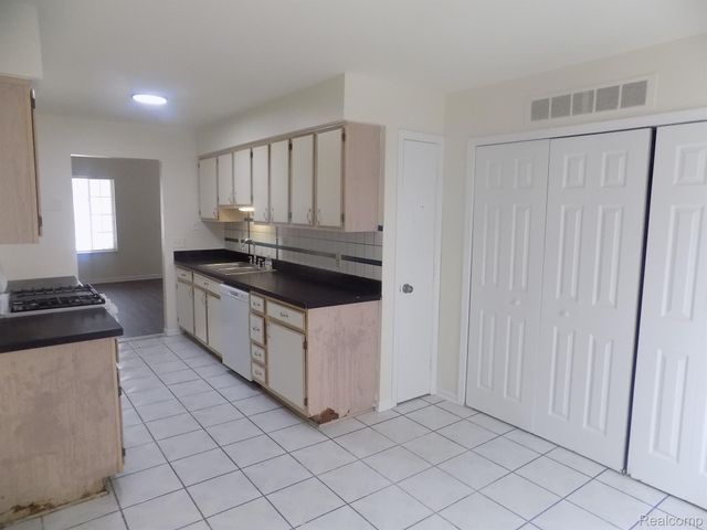 19121 WALDORF Street, Roseville, MI 48066