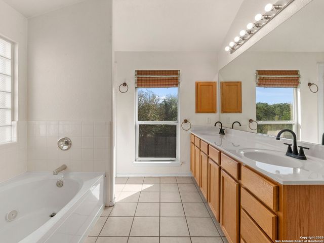 102 Lindseys, San Antonio, TX 78258