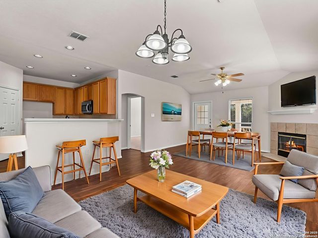 102 Lindseys, San Antonio, TX 78258