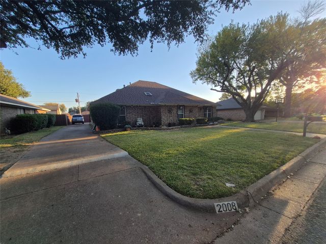 2008 Iron Horse Court, Arlington, TX 76017