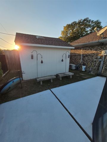 2008 Iron Horse Court, Arlington, TX 76017