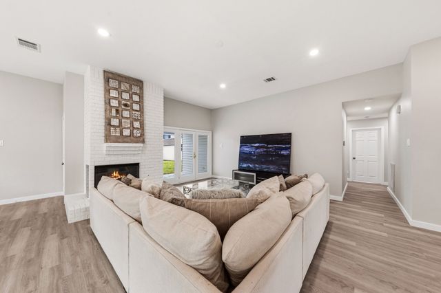 813 Creek Valley Road, Mesquite, TX 75181