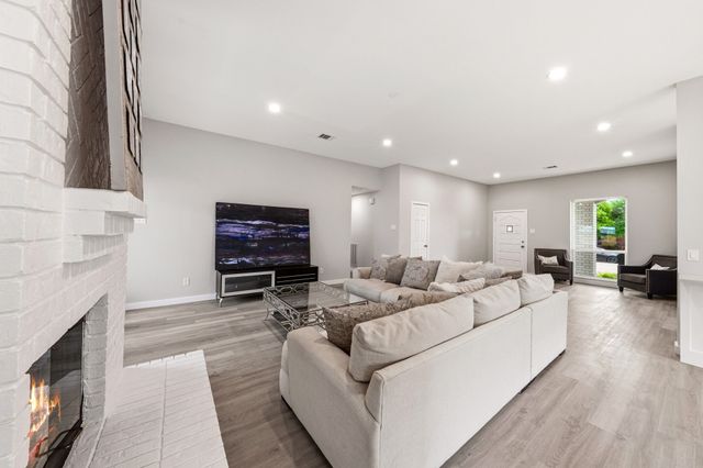 813 Creek Valley Road, Mesquite, TX 75181