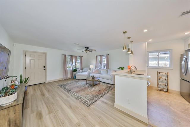 1727 NEW HAMPSHIRE AVENUE NE, St Petersburg, FL 33703