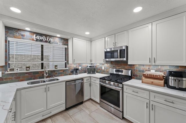 2018 Old Dixie Drive, Richmond, TX 77406