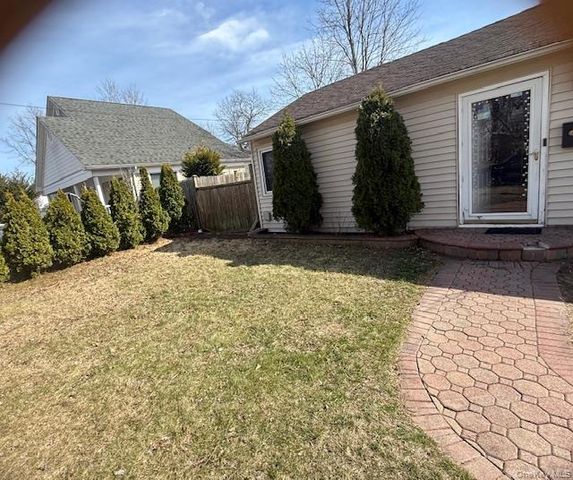30 Tamarack Street, Central Islip, NY 11722