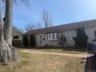 30 Tamarack Street, Central Islip, NY 11722