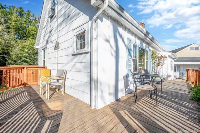 92 E John Street, Lindenhurst, NY 11757