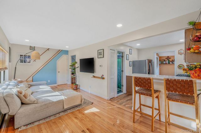 92 E John Street, Lindenhurst, NY 11757