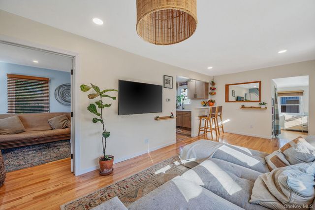 92 E John Street, Lindenhurst, NY 11757