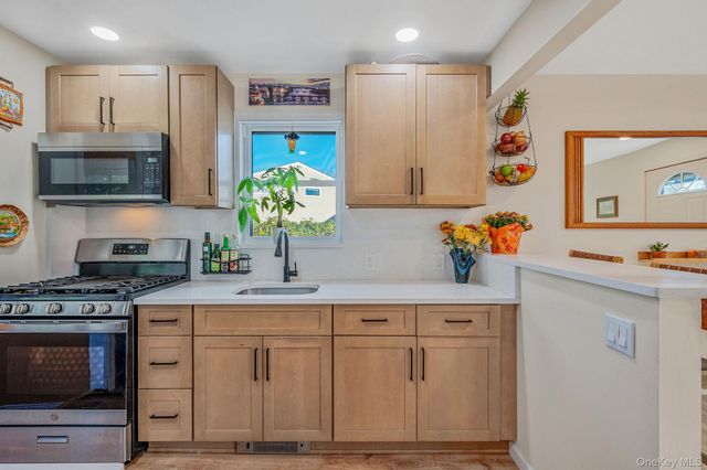 92 E John Street, Lindenhurst, NY 11757