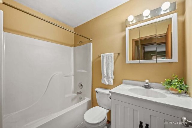 1372 Cunat Court 1D, Lake In The Hills, IL 60156