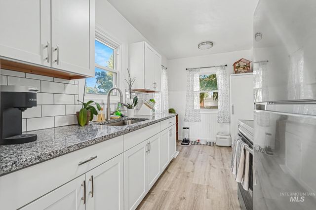 705 N 9th Ave, Caldwell, ID 83605
