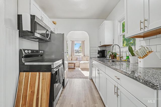 705 N 9th Ave, Caldwell, ID 83605