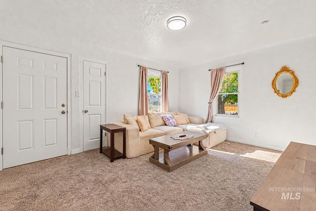 705 N 9th Ave, Caldwell, ID 83605