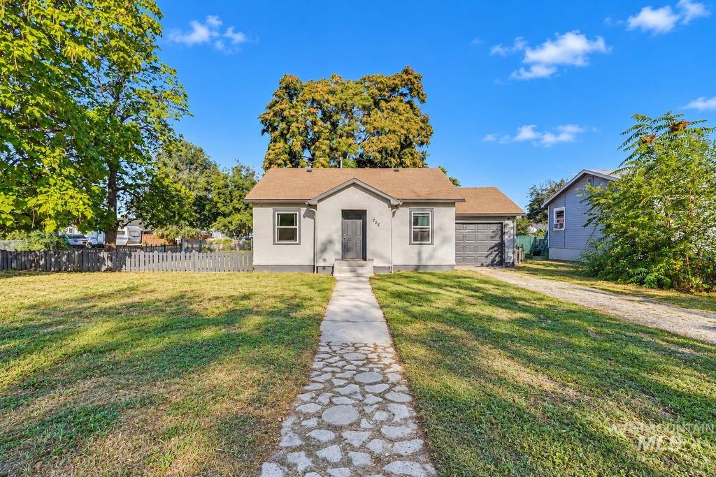 705 N 9th Ave, Caldwell, ID 83605