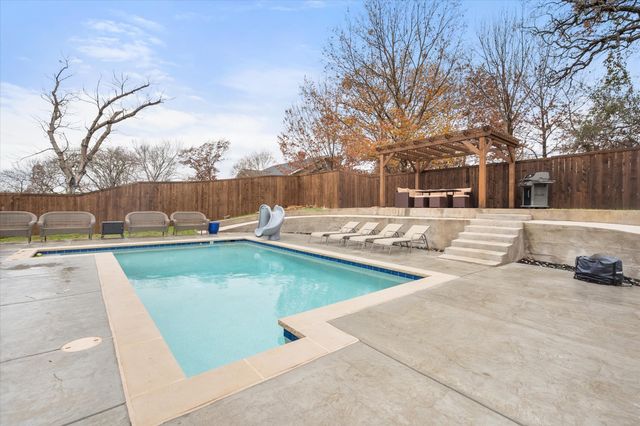 300 W College Avenue, Alvarado, TX 76009