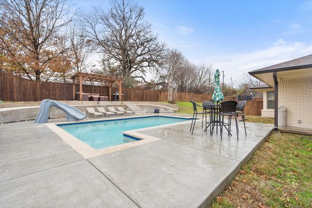 300 W College Avenue, Alvarado, TX 76009