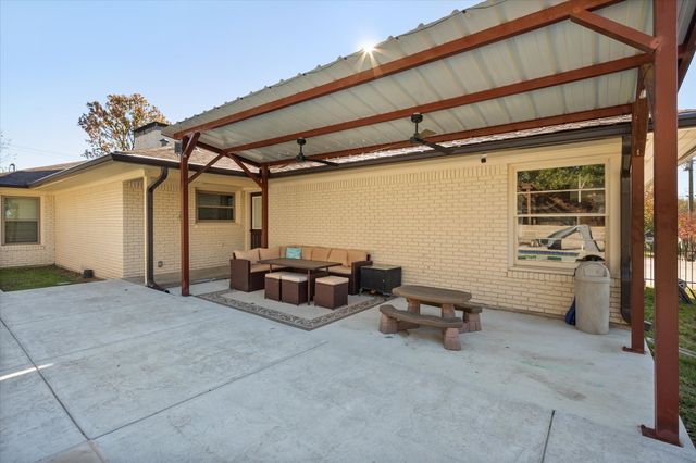 300 W College Avenue, Alvarado, TX 76009