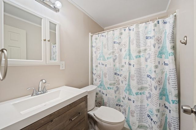 15 Chapman Ave, Holyoke, MA 01040