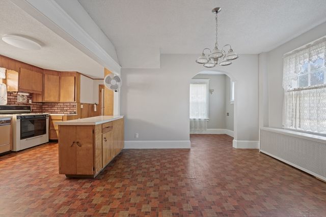 15 Chapman Ave, Holyoke, MA 01040