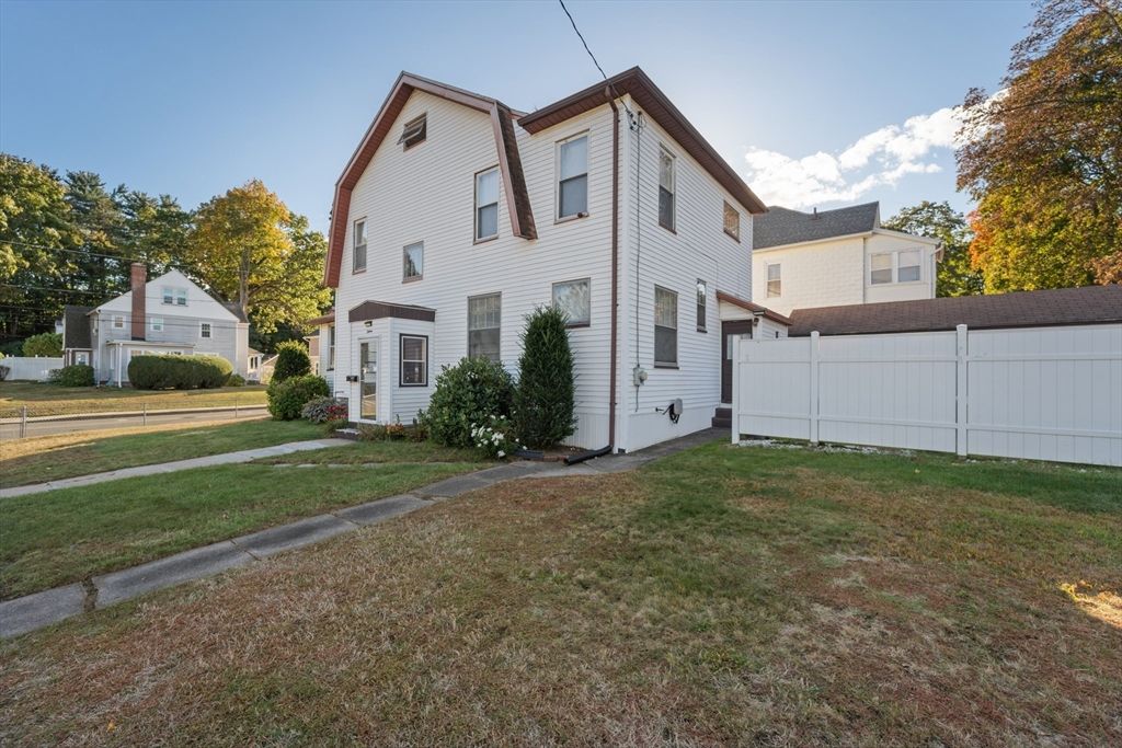15 Chapman Ave, Holyoke, MA 01040