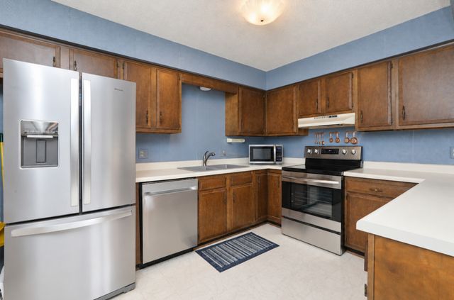 124 E Hughes Circle, Des Moines, IA 50315