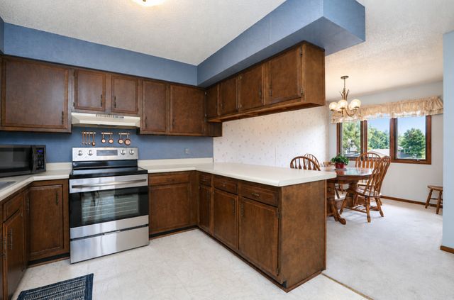 124 E Hughes Circle, Des Moines, IA 50315