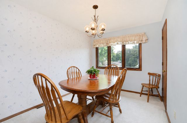 124 E Hughes Circle, Des Moines, IA 50315