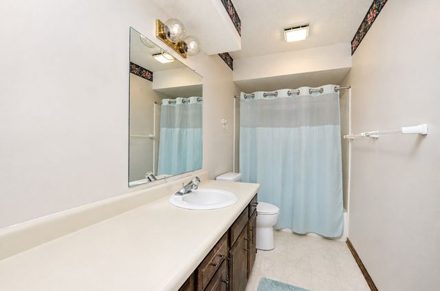 124 E Hughes Circle, Des Moines, IA 50315