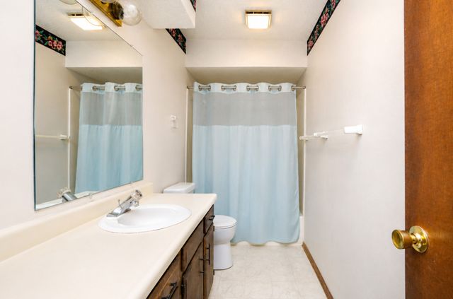 124 E Hughes Circle, Des Moines, IA 50315