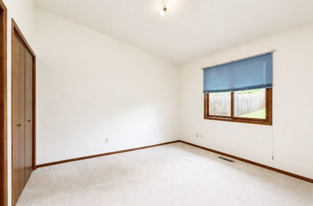 124 E Hughes Circle, Des Moines, IA 50315