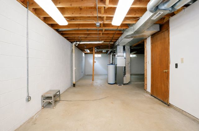 124 E Hughes Circle, Des Moines, IA 50315