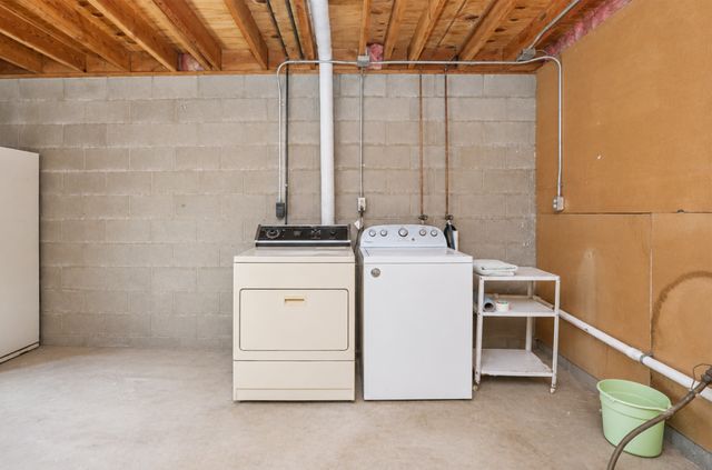 124 E Hughes Circle, Des Moines, IA 50315