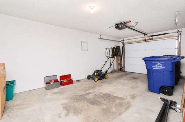 124 E Hughes Circle, Des Moines, IA 50315