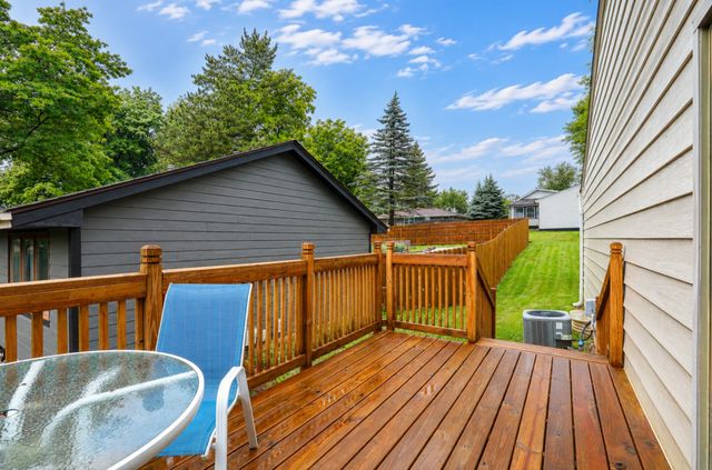 124 E Hughes Circle, Des Moines, IA 50315