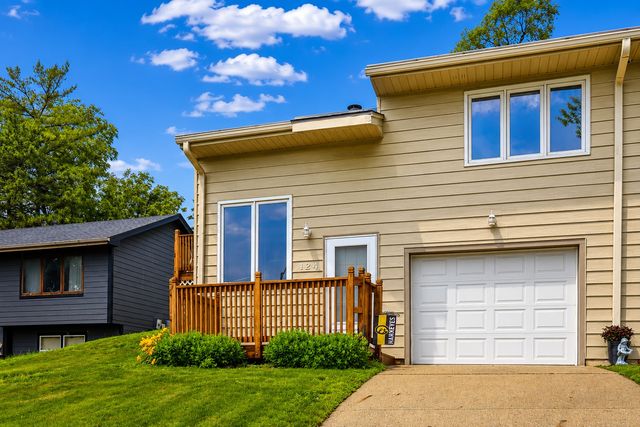 124 E Hughes Circle, Des Moines, IA 50315