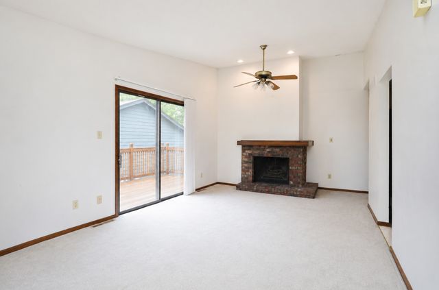 124 E Hughes Circle, Des Moines, IA 50315