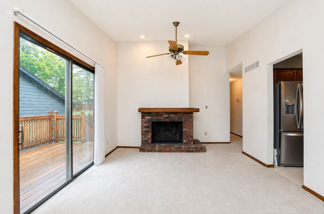 124 E Hughes Circle, Des Moines, IA 50315