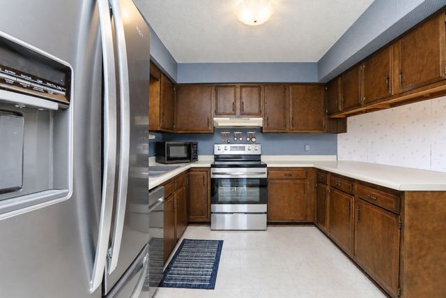 124 E Hughes Circle, Des Moines, IA 50315