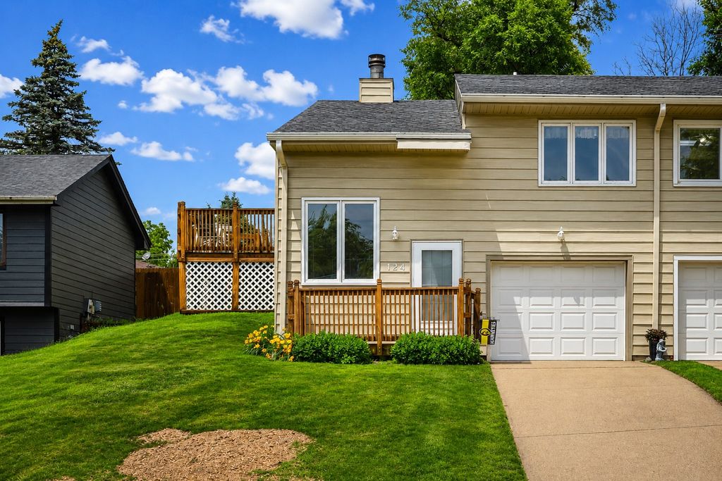 124 E Hughes Circle, Des Moines, IA 50315