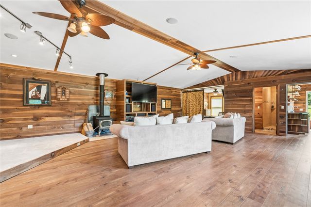 4902 Broadway Dr SE, Cedar Rapids, IA 52403