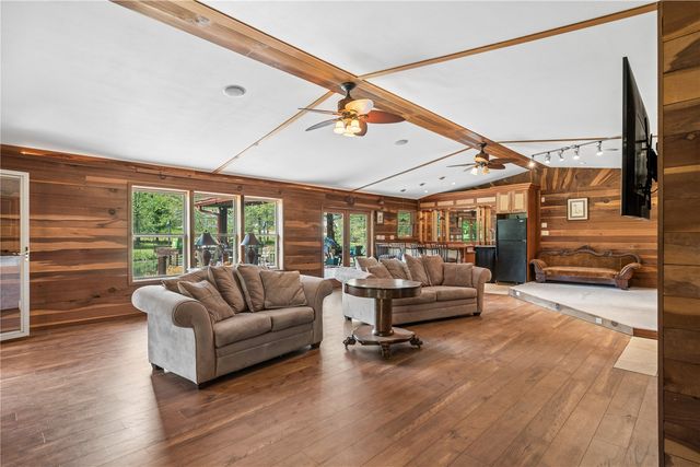 4902 Broadway Dr SE, Cedar Rapids, IA 52403