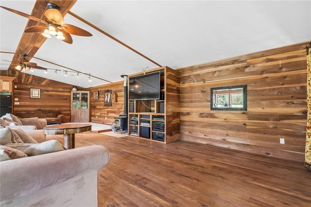 4902 Broadway Dr SE, Cedar Rapids, IA 52403