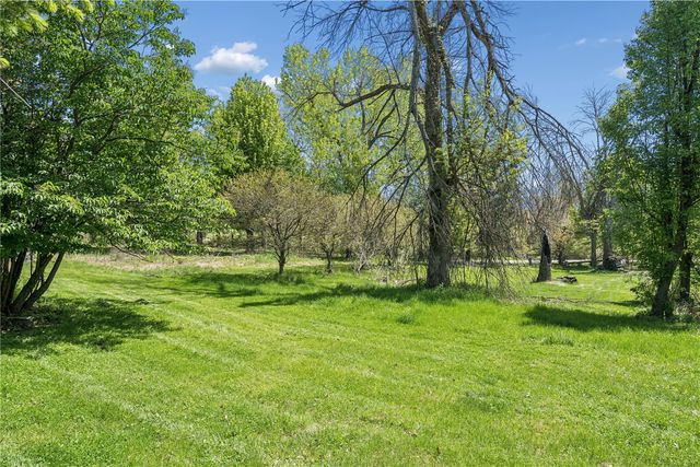 4902 Broadway Dr SE, Cedar Rapids, IA 52403